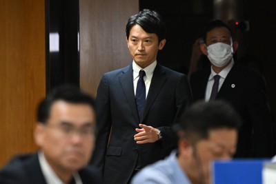 証人尋問のため県議会調査特別委員会の会場に入る斎藤元彦・兵庫県知事＝神戸市中央区で2024年8月30日午後3時1分、大西岳彦撮影