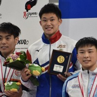 日本選手権の男子高飛び込みで優勝し、表彰台で笑顔を見せる玉井陸斗選手（中央）＝滋賀県のインフロニア草津アクアティクスセンターで2024年9月1日午後0時54分、深野麟之介撮影