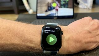 Apple Watch Series 7 på venstre håndled