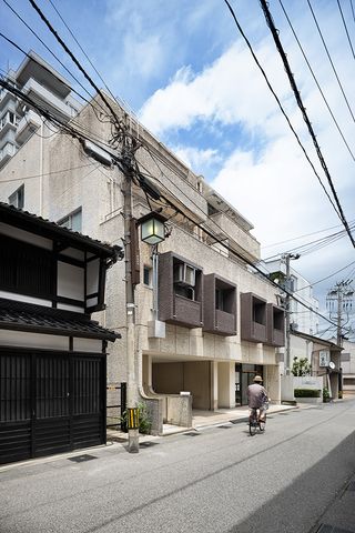 kanazawa artist studio by ab rogers, as seen the existing building from outside