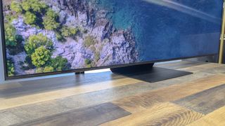 Samsung QN95B Neo QLED TV base