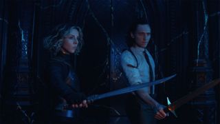 Loki et Sylvie montrent leurs armes dans l'épisode 6 de Loki.