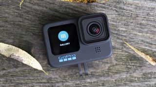 GoPro Hero 10 Black makaa puisella penkillä