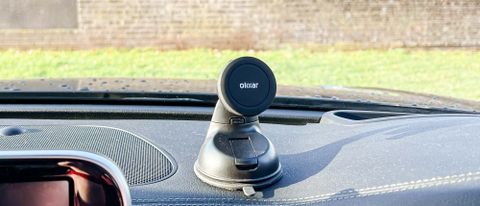 Olixar Magnetic Windscreen &amp; Dash Mount mounted on dash