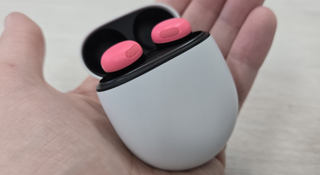 Google Pixel Buds Pro 2 i deras fodral.