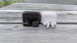 Master &amp; Dynamic MW08 vs. Apple AirPods