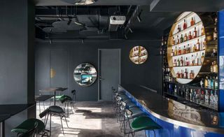 The décor of circular bar shelves, mirrored discs