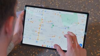 Samsung Galaxy Tab S9 Plus ihmisen kädessä karttasovellusta käytettäessä