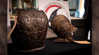 A breastplate and a ceremonial helmet, two "exceptional" objects from the Italian Renaissance, were handed over by the police to the Louvre museum after being found in Bordeaux during an auction linked to an estate. 