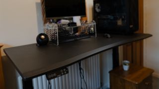 The FlexiSpot G7 gaming desk in black with a PC and monitor on top