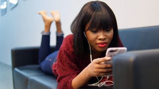 Mujer viendo YouTube en el teléfono