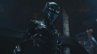 Den nye Black Panther står i en hule i Jabari-stammens territorium i filmen Black Panther: Wakanda Forever