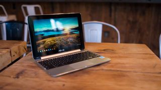 Beste Chromebook: En Asus Flip Chromebook står åpen på en bordplate.