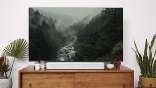 Valkoinen sonos beam gen 2 soundbar television alapuolella