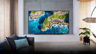 LG CX OLED -televisio asennettuna seinälle