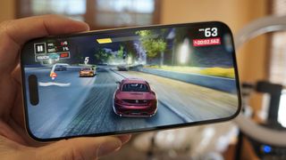 iPhone 15 pyörittämässä Asphalt 9: Legends -peliä