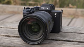 Kameraet Sony A7 IV på en trebenk.