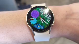 Samsung Galaxy Watch 6 ihmisen ranteessa