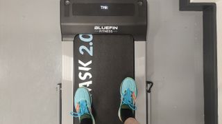 Ihminen kävelemässä Bluefin Fitness Task 2.0 -kävelymatolla