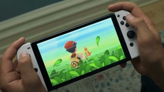 Pressefoto av Nintendo Switch OLED som viser Pokémon Sword and Shield.