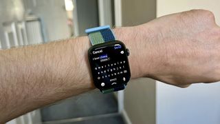 Tastaturet på et Apple Watch 7 på et håndled