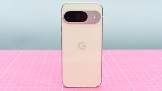 Google Pixel 9 en Wintergreen montrant la barre de l'appareil photo arrière.