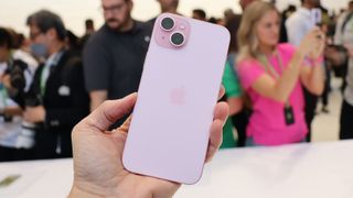 El iPhone 15 en una mano, mostrando la parte trasera del teléfono