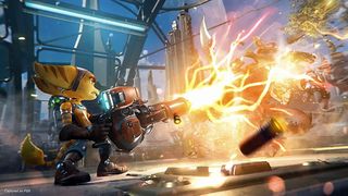 Ratchet slåss mot fiender med ett elektriskt vapen i Ratchet and Clank: Rift Apart