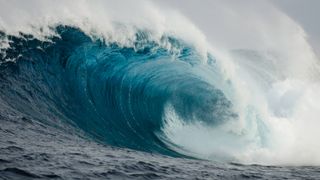 Barrelling ocean wave 