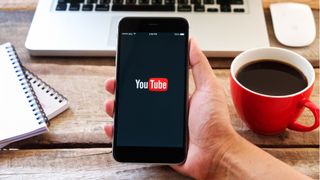 Die YouTube-App auf einem Smartphone