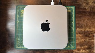 M2 Mac mini on a wooden desk