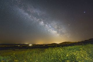 Milky Way Glimmers Over Gorgeous Landscape During the Spring Equinox (Photo)