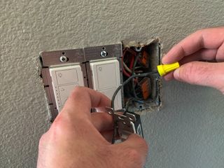 Installing a HomeKit-enabled light switch