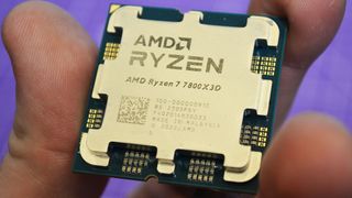 Une AMD Ryzen 7 7800X3D dans la main d'un homme