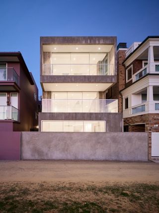 venice beach house Positively Negative is a minimalist volume sat right on the edge of Venice beach in callifornia