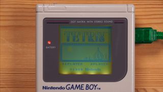 Game Boy -konsoli pelaa Tetristä verkon yli