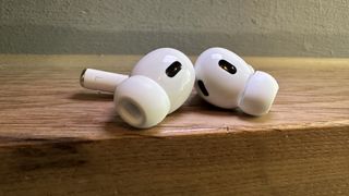 AirPods Pro 2 ligger på et bord