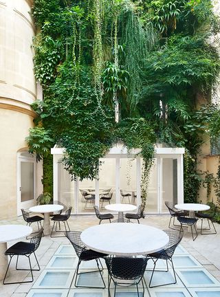 Alaïa Le 5 Rue de Marignan courtyard