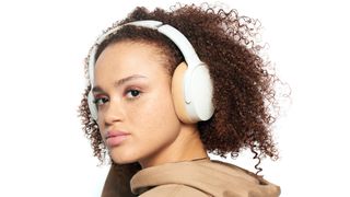 Woman wearing the Skullcandy Hesh ANC in white.