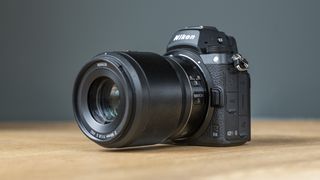 Kameraet Nikon Z6 II på en bordplate.