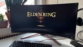 En BenQ ER3410R står på ett skrivbord och kör Elden Ring.