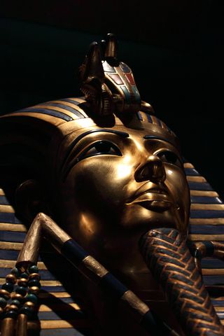 death mask of king tut.