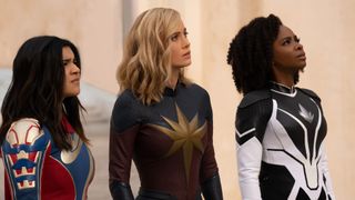 Kamala Khan, Carol Danvers et Monica Rambeau regardent quelque chose hors champ dans The Marvels.