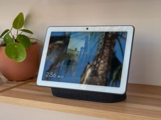 google-nest-hub-max-wooden-table