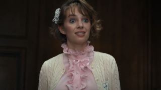 Maya Hawke&#039;s Robin dressed formally as a psych student in Stranger Things Season 4