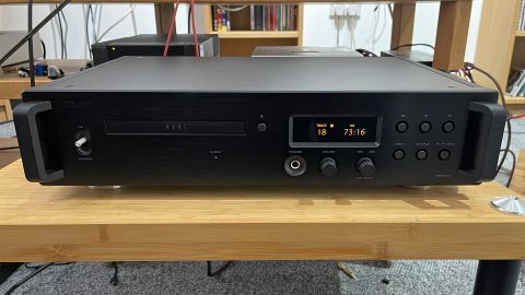 CD player: TEAC VRDS-701