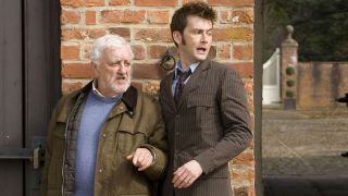 Bernard Cribbins and David Tennant in Doctor Who (2005).