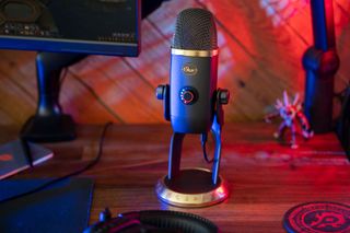 Blue Yeti X i en ny World of Warcraft Edition, på ett skrivbord.