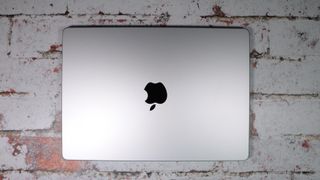 MacBook Pro (14 inch, 2023) in een studio