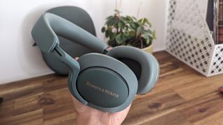 Noise cancelling headphones: Bowers & Wilkins Px7 S2e